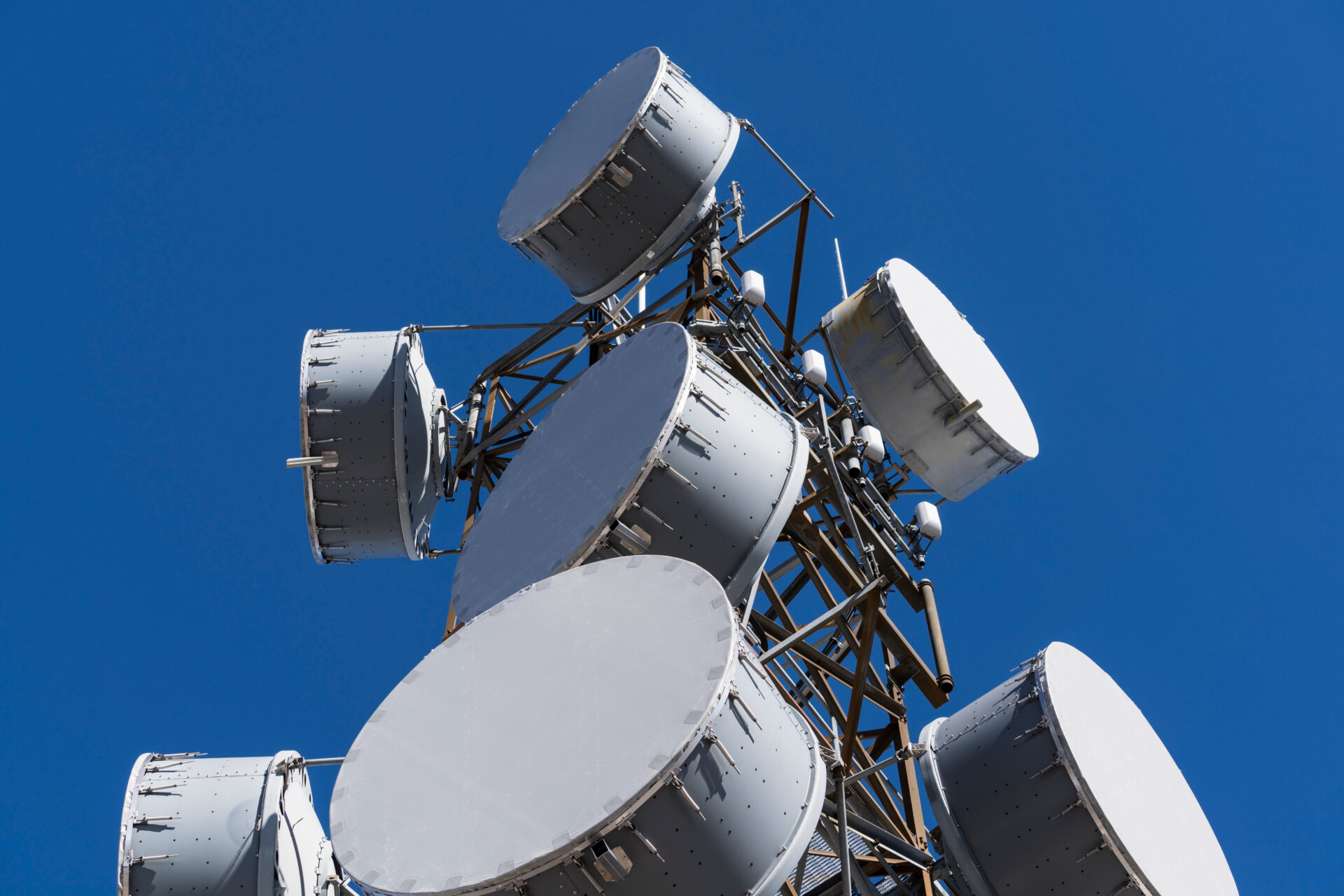 A tower with many white dishes on top of it.